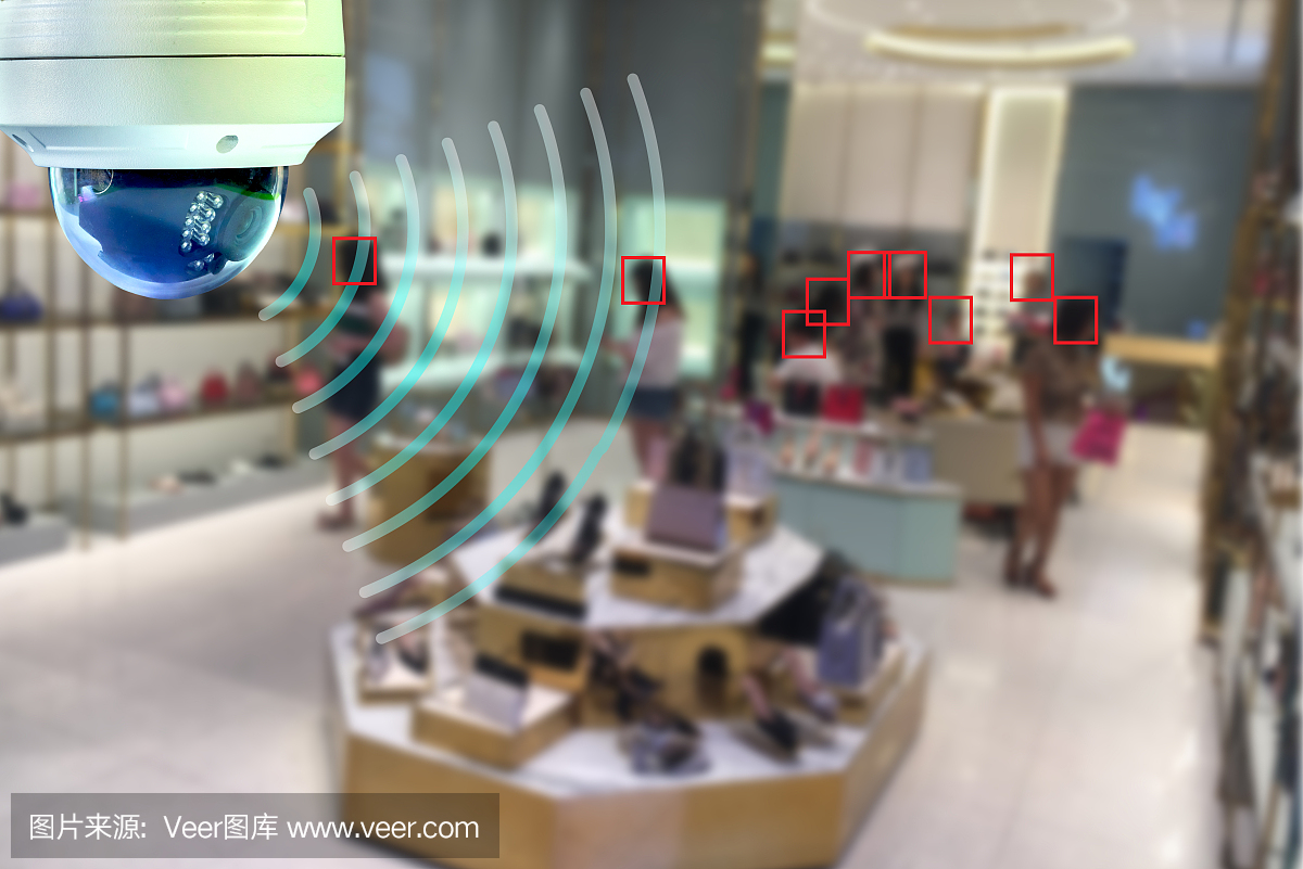 一個圓頂CCTV紅外攝像頭技術4.0在購物中心看安全區域的人顯示標識與檢查和追求在綠色盒子安全區域的人